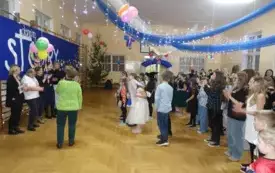 dzieci oklaskują rodzic&oacute;w