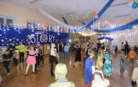 dzieci tańczące na sali