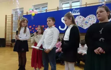 dzieci z klasy III występujące dla Babć i Dziadk&oacute;w