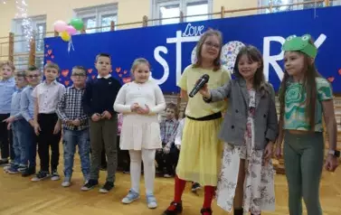 dzieci z klasy II występujące dla Babć i Dziadk&oacute;w