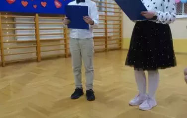 dzieci z klasy II występujące dla Babć i Dziadk&oacute;w