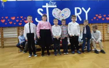 dzieci z klasy I występujące dla Babć i Dziadk&oacute;w