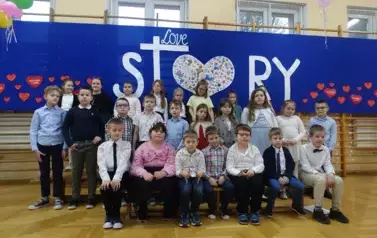 dzieci z klas I-III przed występem