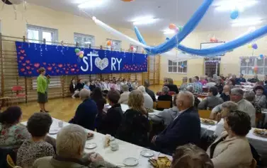 Pani dyrektor witajaća Babcie i Dziadk&oacute;w