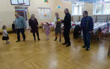 dzieci z oddziału przedszkolnego bawiące się z dziadkami i babciami