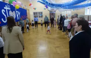 dzieci z oddziału przedszkolnego bawiące się z dziadkami i babciami
