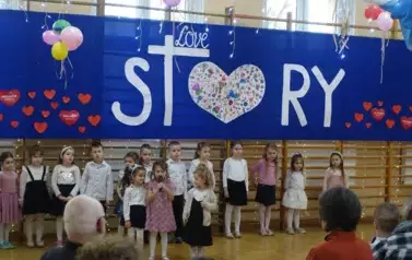 dzieci z oddziału przedszkolnego występujące przed Babciami i Dziadkami