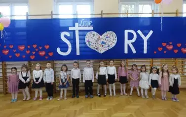 dzieci z oddziału przedszkolnego przed wystepem