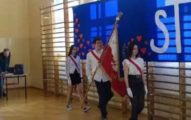 wprowadzenie sztandaru szkoły na salę