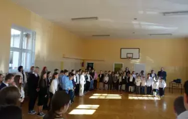 społeczność szkolna na uroczystości z okazji nadania imienia szkole