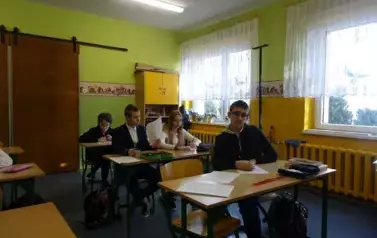 Uczniowie klasy 6 pracujący nad testem wiedzy o patronie Szkoły