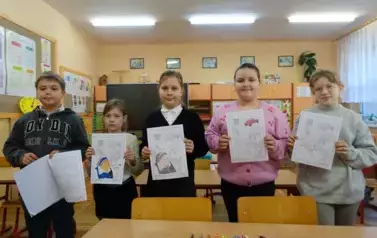 Uczniowie klasy 3 prezentują swoje prace