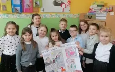 Uczniowie klasy 2 prezentują sw&oacute;j plakat