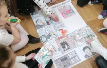 Uczniowie klasy 2 pracujący nad plakatem