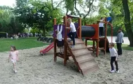 dzieci na placu zabaw