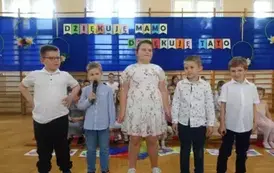 Klasa I przedstawia sw&oacute;j program z okazji Dnia Rodziny