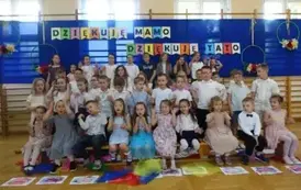 Dzieci z oddziału przedszkolnego oraz I-III przedstawiają rodzicom sw&oacute;j program z okazji Dnia Rodziny