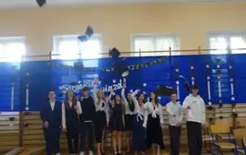 absolwenci rzucający w g&oacute;rę biretami 