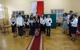 absolwenci oklaskiwani po przedstawieniu programu artystycznego