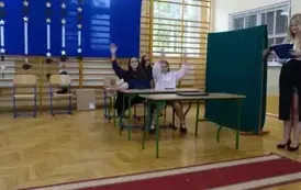 absolwenci przedstawiają program artystyczny