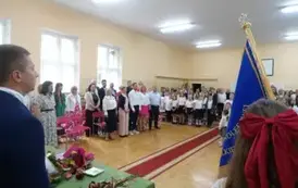 społeczność uczniowska, grono pedagogiczne i zaproszeni goście na uroczystości zakończenia roku szkolnego