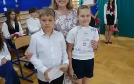 dwoje uczni&oacute;w z wychowawcą z dyplomamy za frekwencje