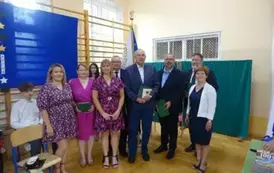 wsp&oacute;lne zdjęcie Dyrektora szkoły, przedstawicieli Rady Rodzic&oacute;w i sponsor&oacute;w szkoły