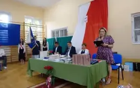 Przewodnicząca Rady Rodzic&oacute;w przemawia przez mikrofon