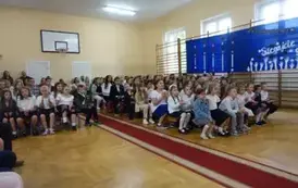 społeczność uczniowska na sali gimnastycznej na uroczystości zakończenia roku szkolnego