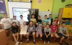 trzecioklasiści reklamujący Narodowe czytanie 2025