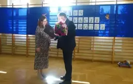 pan Burmistrz składający życzenia Pani Dyrektor