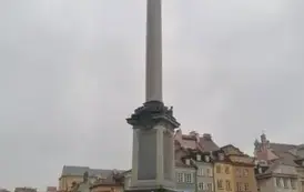 dzieci przed Kolumną Zygmunta w Warszawie