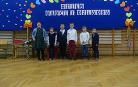 uczniowie klasy drugiej prezentujący sw&oacute;j program artystyczny z okazji Dnia Babci i Dziadka