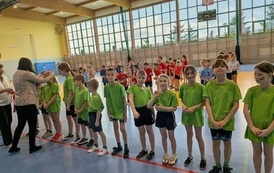 dzieci ustawione do wręczenia medali za III miejsce w zawodach sporotwuch