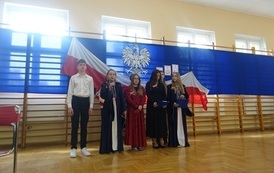 uczniowie przebrani w stroje prezentują program artystyczny z okazji Świąt Majowych 