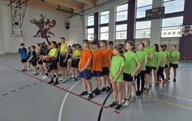 zbi&oacute;rka drużyn dziewcząt i chłopc&oacute;w przed zawodami w koszyk&oacute;wce 