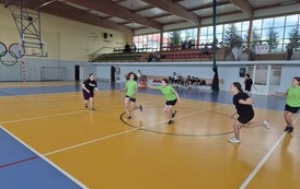 dziewczęta grające w koszyk&oacute;wkę na hali sportowej