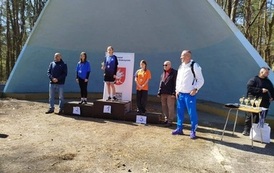 dziewczęta na scenie na podium po bokach organizatorzy