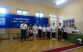 Absolwenci prezentują sw&oacute;j program artystyczny przygotowany na zakończenie szkoły