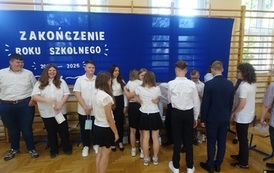 Pożegnanie absolwent&oacute;w przez uczni&oacute;w klasy VII, wręczenie im drobnych upomink&oacute;w