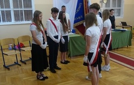 przekazanie przez poczet sztandarowy sztandaru szkolnego młodszym kolegom