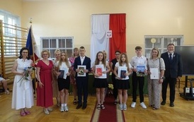 Uczniowie klasy VII prezentujący świadectwa z wyr&oacute;żnieniem