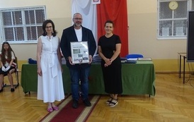 Wręczenie podziękowania Panu Radnemu