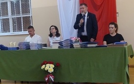 Pan Burmistrz wygłaszający przem&oacute;wienie na zakończenie roku szkolnego