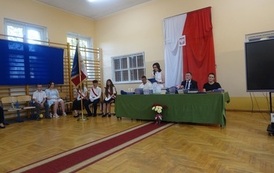 Przemawiająca Pani Dyrektor, w tle poczet sztandarowy, prowadzący i zaproszeni gście
