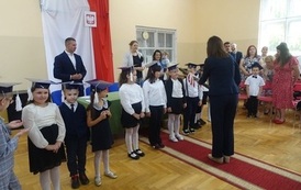 Pani Dyrektor wielkim oł&oacute;wkiem pasuje pierwszoklasist&oacute;w