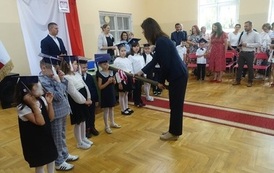 Pani Dyrektor wielkim oł&oacute;wkiem pasuje pierwszoklasist&oacute;w