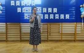 Pani Dyrektor przemawiająca do społeczności szkolnej