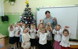 dzieci prezentujące swoje własnoręcznie wykonane mydełka