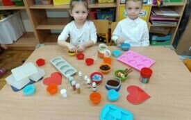 dzieci tworzące mydełka